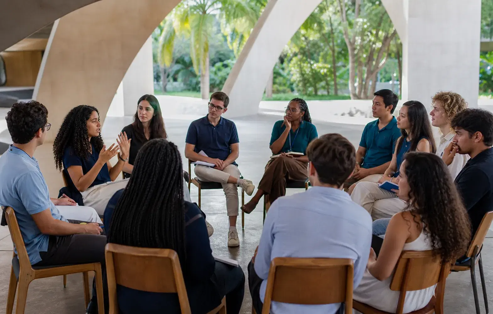 Jóvenes líderes participando en una conversación grupal en Brasilia